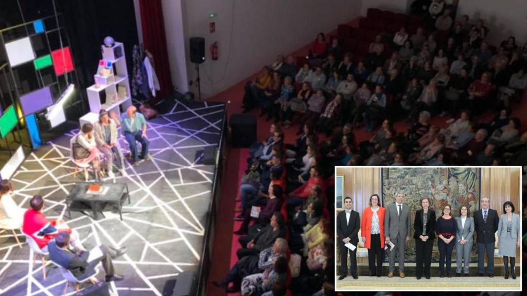 Representación de una obra de teatro en Guardo junto a una imagen de la Reina Sofía junto a miembros de AMGu