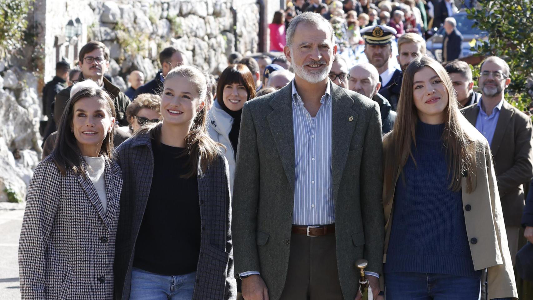 Felipe VI y Letizia, junto a la princesa Leonor y la infanta Sofía,  visitan Sotres.