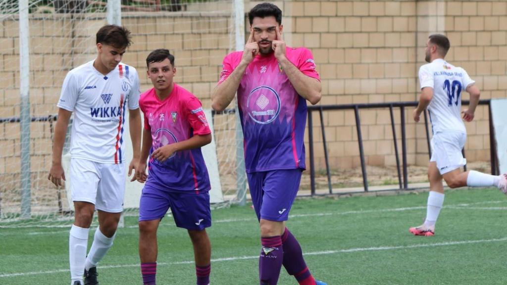 Miguel Fuentes celebra un gol esta temporada con el CP Parla Escuela.