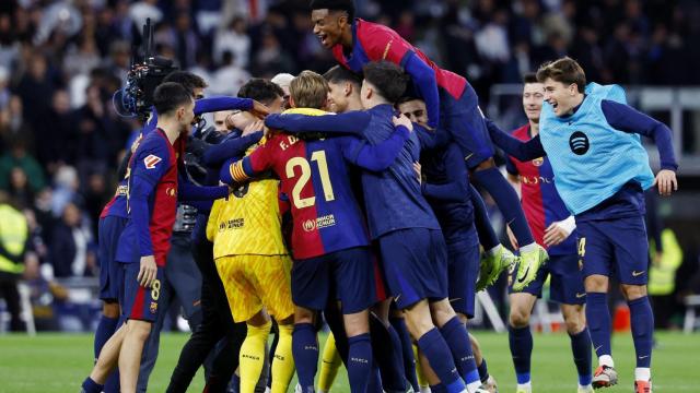 Los jugadores del Barça celebran el triunfo en el Bernabéu.