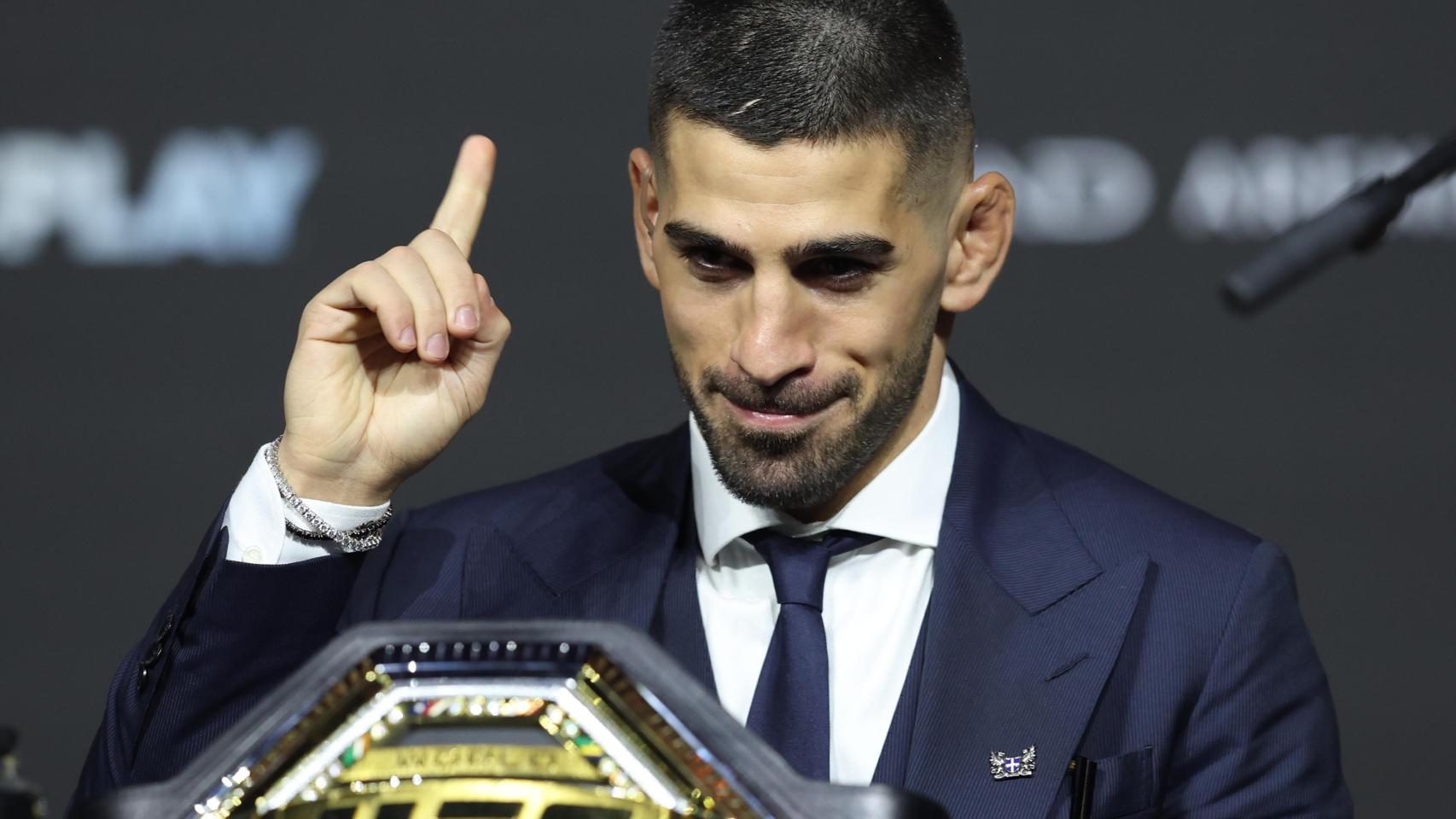 Ilia Topuria, junto a su cinturón de campeón del peso pluma de la UFC