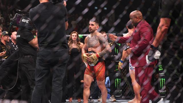 Ilia Topuria con el cinturón de campeón de la UFC