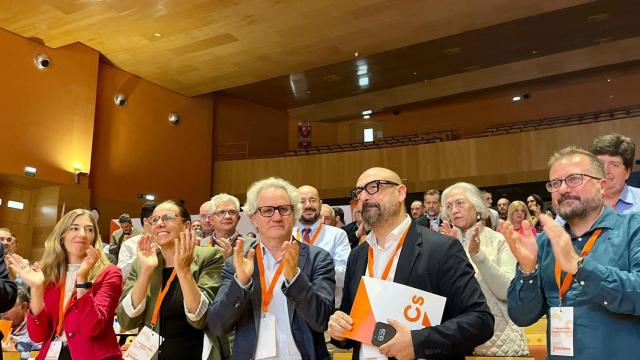 Mariana Boadella, a la izquierda junto a la exalcaldesa Eva Masías, durante la despedida de Jordi Cañas.