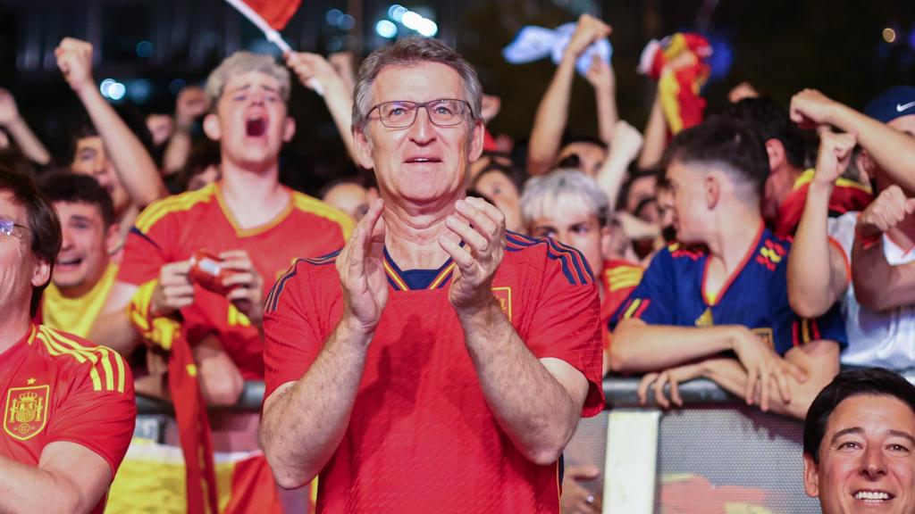 El presidente del PP, Alberto Núñez Feijóo, viendo la final de la última Eurocopa.