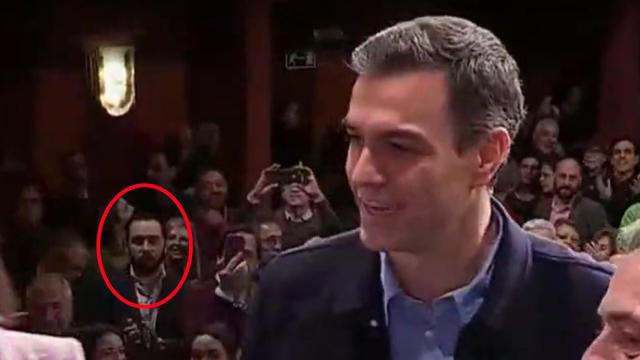 El comisionista Víctor de Aldama (señalado con un círculo), entre el público en un mitin de Sánchez en febrero de 2019 en Madrid.