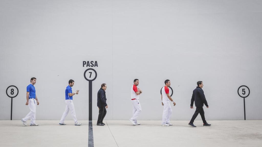 Los pelotaris vascos al comienzo del partido en Beti Jai después de 115 años. Fotografía realizada con Leica SL3.