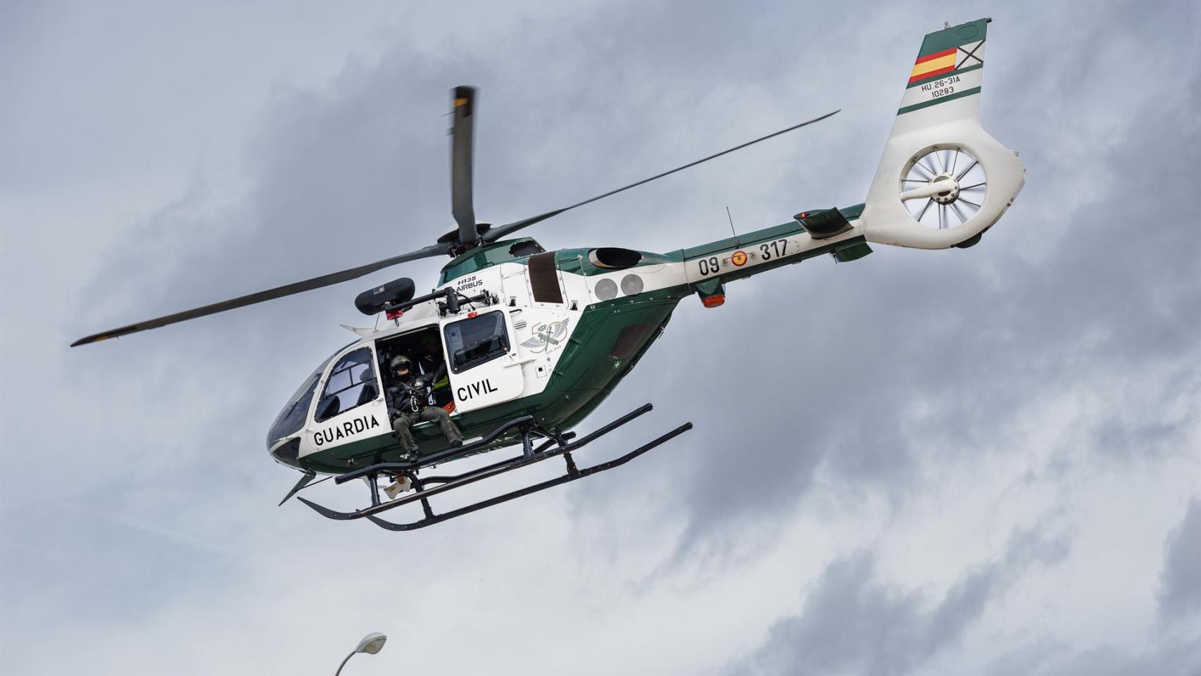 Imagen de archivo de un helicóptero de la Guardia Civil durante un simulacro de búsqueda de una persona.