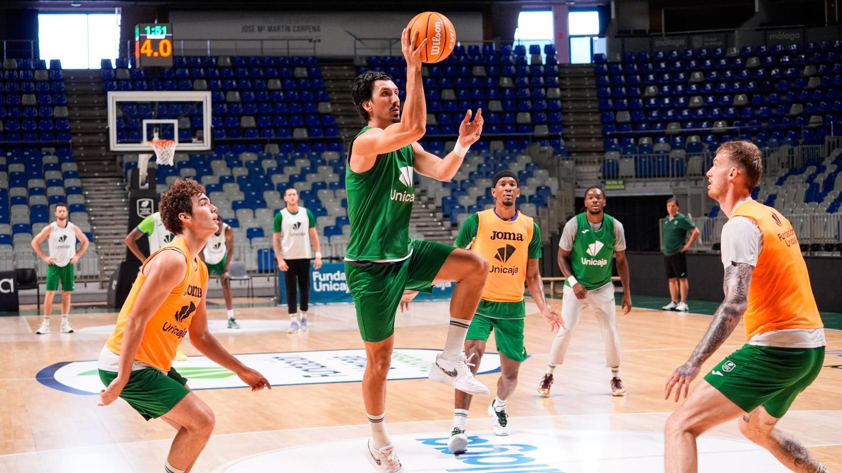 Los jugadores del Unicaja preparan el partido contra el FC Barcelona.