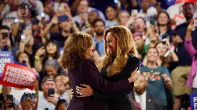 Beyoncé y Kamala Harris se abrazan durante el mitin de campaña en Houston, Texas.