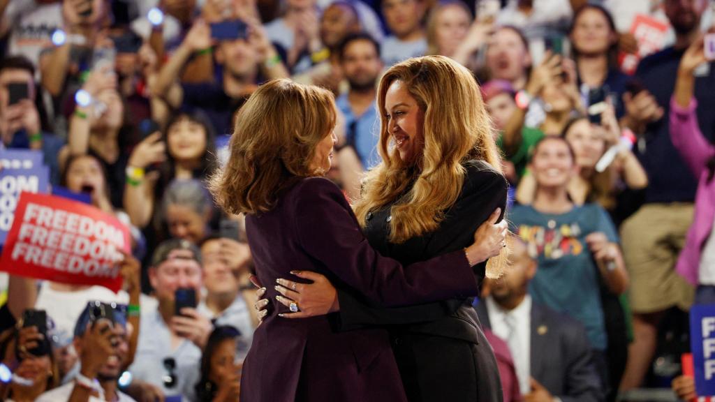 Beyoncé y Kamala Harris se abrazan durante el mitin de campaña en Houston, Texas.