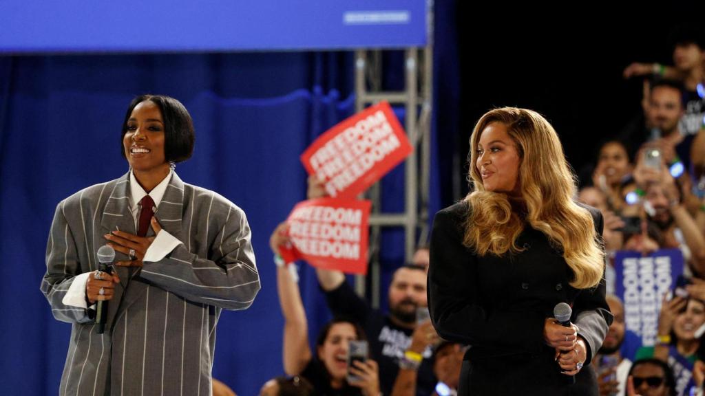 Beyoncé y Kelly Rowland asisten a un mitin de campaña de Kamala Harris.