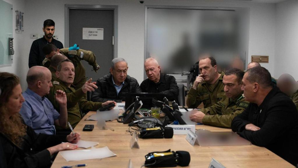 Benjamín Netanyahu (centro) sigue los bombardeos sobre Irán junto a Herci Halevi (a su derecha), jefe del ejército, y Yoav Gallant (a su izquierda),  ministro de Defensa.