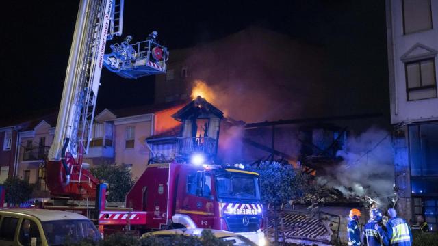 Una explosión de gas ha provocado esta madrugada el derrumbe de un edificio de la calle de La Albericia, en Santander.