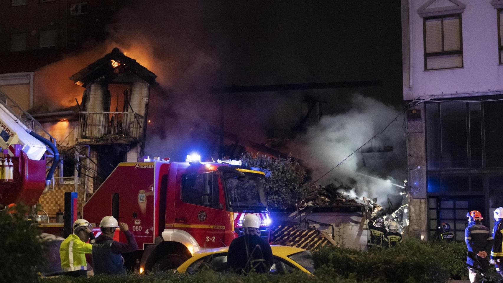 Una explosión de gas ha provocado esta madrugada el derrumbe de un edificio de la calle de La Albericia, en Santander, y se busca a tres personas que podían estar en el interior del inmueble. El siniestro se ha producido sobre las 4.00 horas de esta madrugada en el número 22 de la calle de La Albericia de la capital cántabra y ha llevado a desalojar todos los edificios cercanos al afectado por la explosión