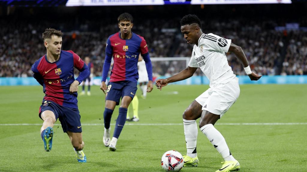 Marc Casadó, ante Vinicius en El Clásico.