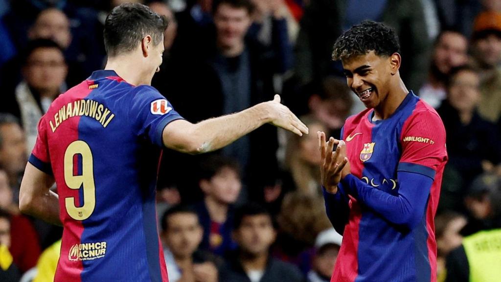 Lamine Yamal, con Lewandowski en el Bernabéu.