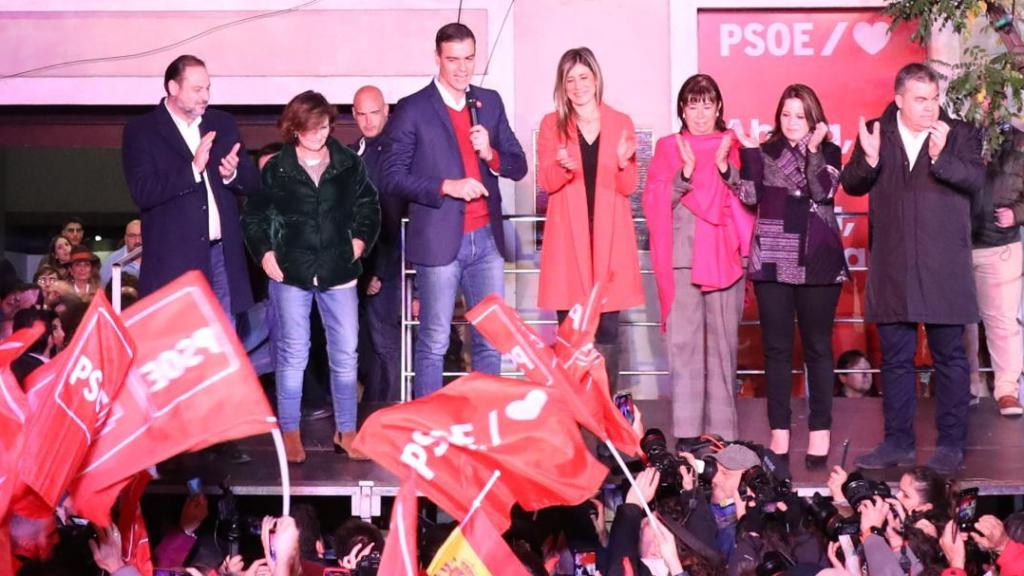 Discurso de Pedro Sánchez en Ferraz tras ganar las elecciones el 10 de noviembre de 2019. Koldo García al fondo, detras de José Luis Ábalos.