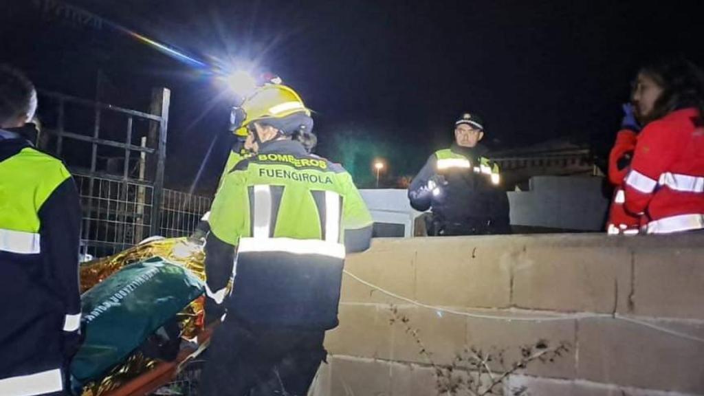 Momento del rescate de uno de los ocupantes del vehículo siniestrado en Fuengirola.