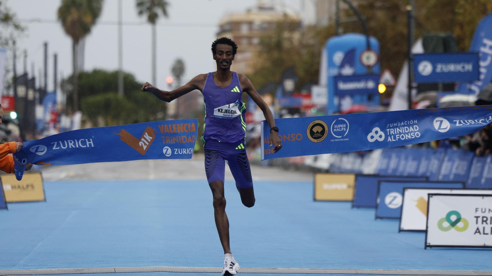 El etíope Yomif Kejelcha estableció este domingo en Valencia un nuevo récord del mundo en el Medio Maratón Trinidad Alfonso. Efe / Biel Aliño