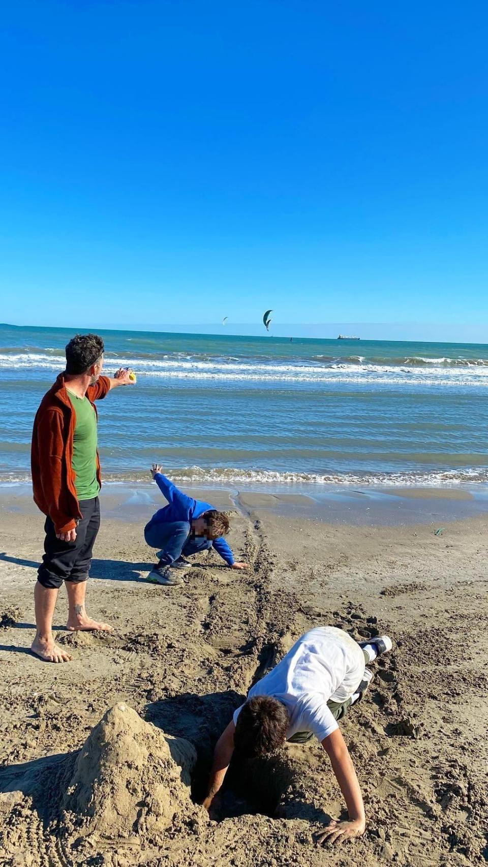 Palau junto a sus dos hijos biológicos, Ivo y Telmo, en una imagen de sus redes sociales.