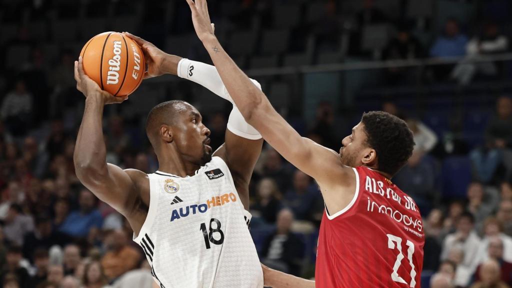 Ibaka retiene el balón en el partido ante el Manresa.