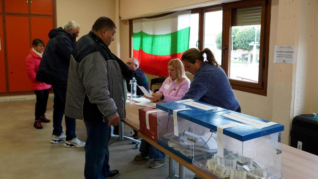 Elecciones parlamentarias en Bulgaria con una urna electoral en Valladolid