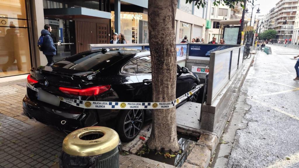 Coche que ha terminado empotrado en la parada de Metro de Colón de Valencia. EE