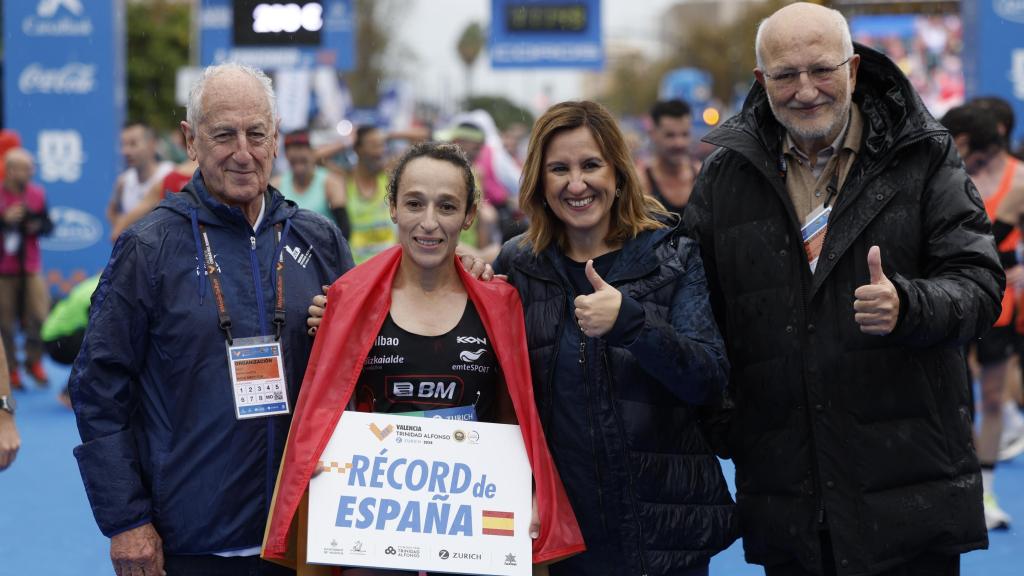 Boulaid Kaoutar, junto con la alcaldesa de Valencia, María José Catalá, y Juan Roig, presidente de la Fundación Trinidad Alfonso. Efe / Biel Aliño