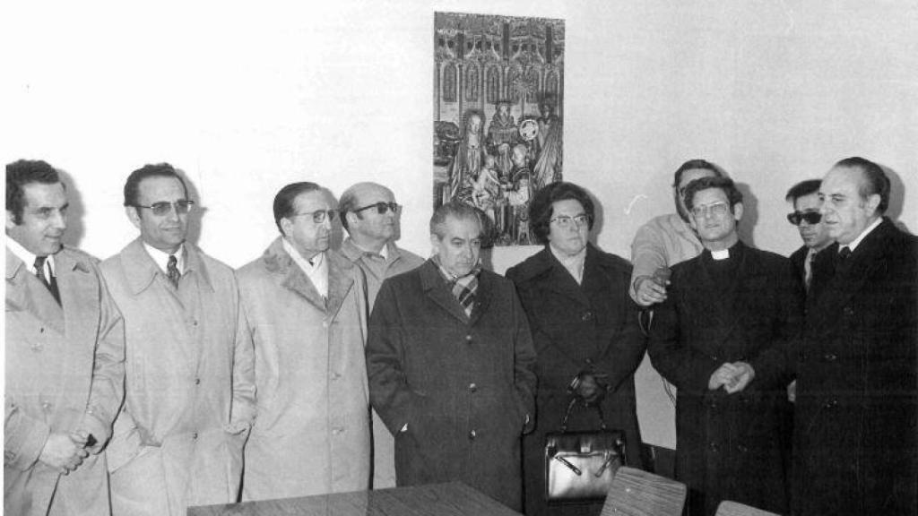 María Teresa Íñigo de Toro junto a Antolín Santiago Juárez, entre otros, durante su etapa como política local