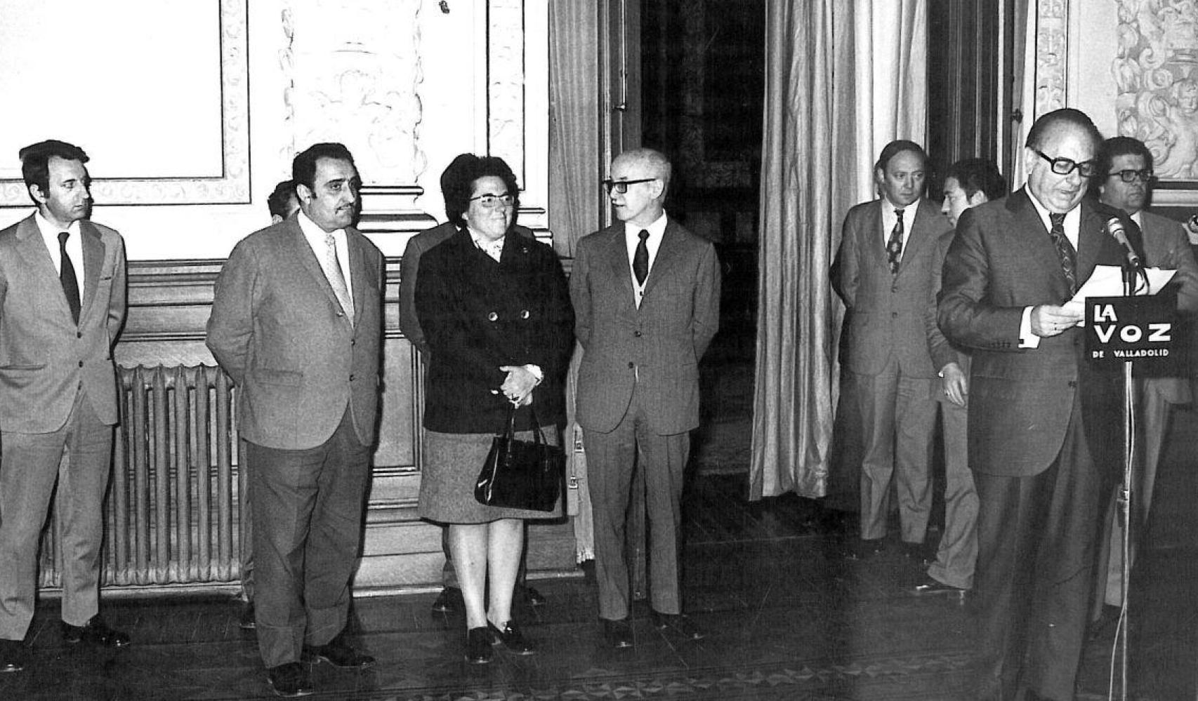 María Teresa Íñigo de Toro, en el centro de la imagen, durante un discurso de Santiago Juárez con el micrófono de La Voz de Valladolid