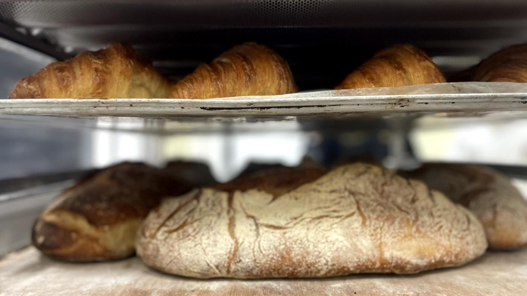 Croissants y barras de pan.