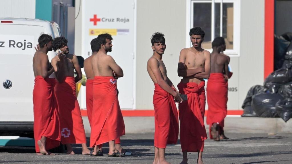 Migrantes paquistaníes y sirios, tras desembarcar de un cayuco en El Hierro este pasado 16 de octubre.