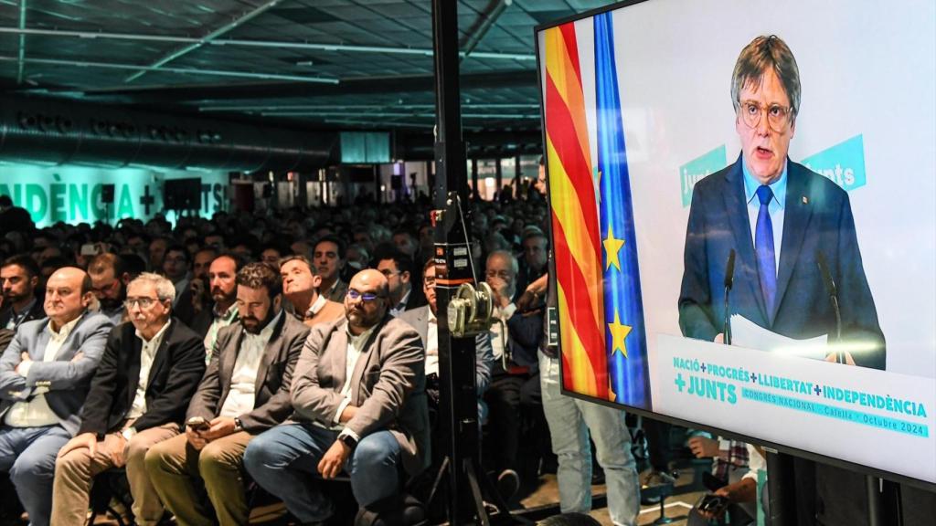 Carles Puigdemont interviene por videoconferencia en el Congreso de Junts, celebrado este fin de semana en Calella (Barcelona).