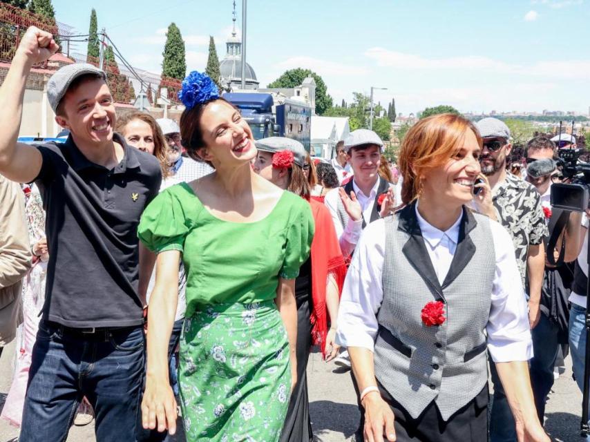 Íñigo Errejón, entonces líder de Más País, con Rita Maestre (portavoz de Más Madrid en Cibeles) y Mónica García (portavoz autonómica) en la Pradera de San Isidro, en 2023.