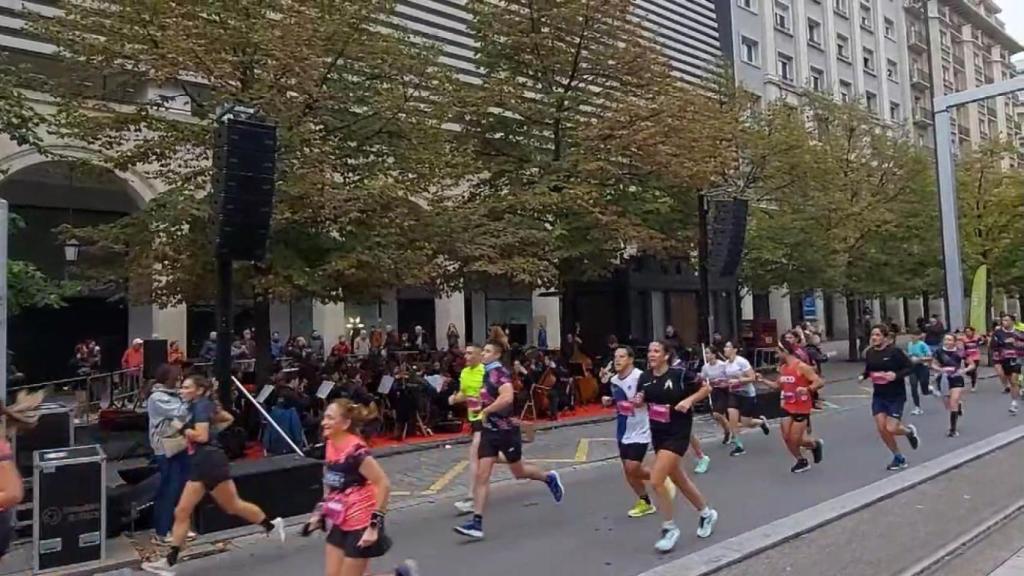 Una orquesta música clásica anima una carrera en Zaragoza