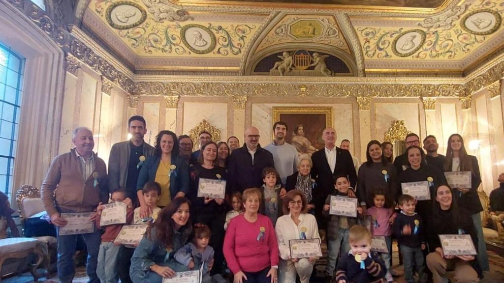 El Ayuntamiento de Segovia acoge a 34 nuevos majos y majas y homenajea a dos mujeres centenarias