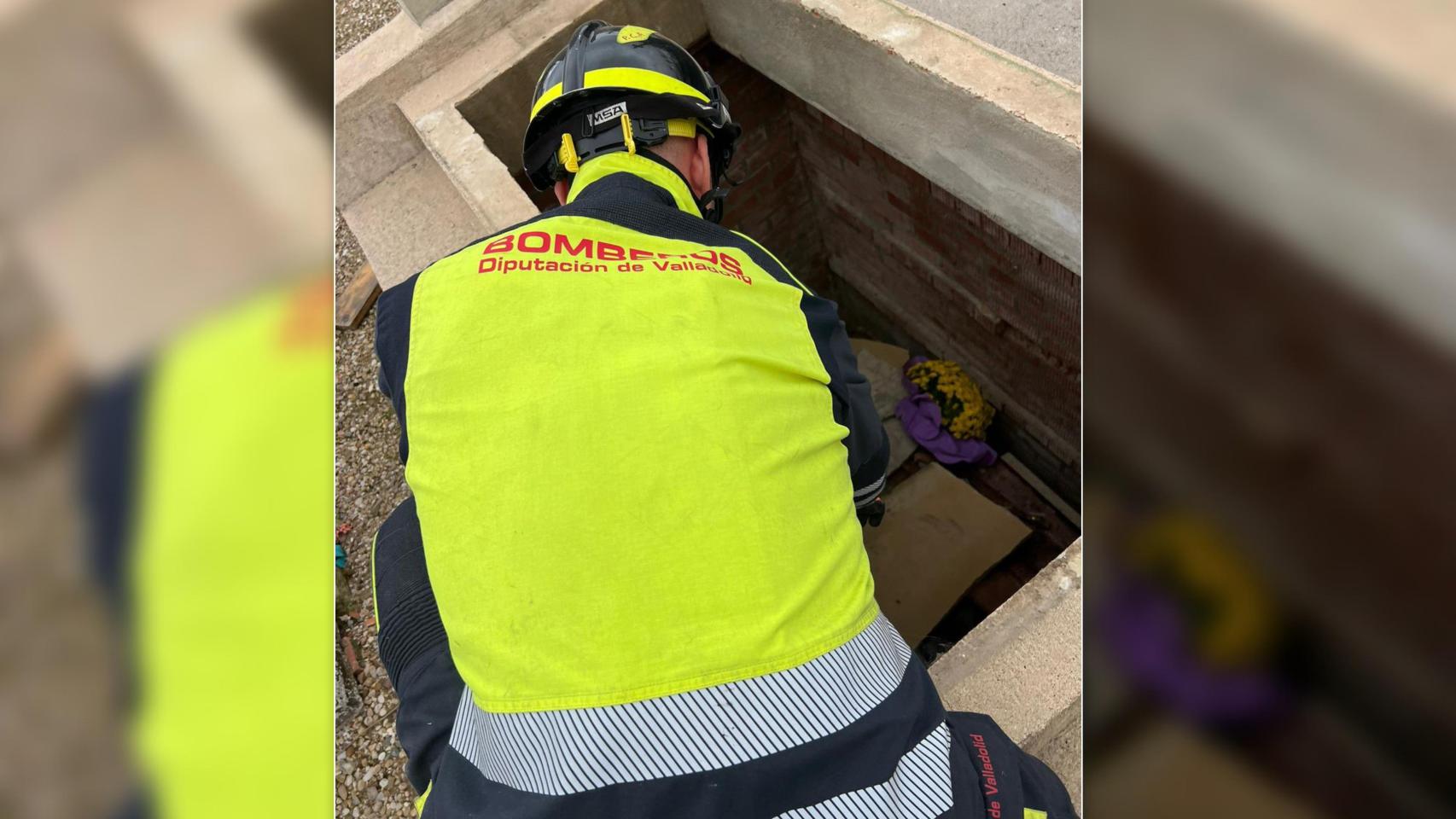 Un bombero de la Diputación de Valladolid en la tumba donde se cayó la mujer en el cementerio de Langayo.