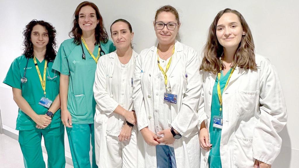 (I a D) Sandra Izquierdo Santervás del Servicio de Aparato Digestivo; Noelia Alcaide Suarez, Servicio de Aparato Digestivo; Silvia Rojo Rello, Servicio de Microbiología e Inmunología; Ana Belén Muñoz Martín, Servicio de Farmacia, y Olga Ortega Lobete, Servicio de Aparato Digestivo.