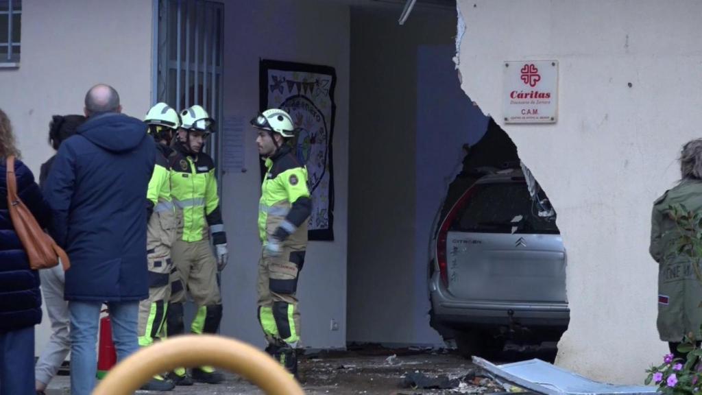 Un hombre empotra su turismo contra los bajos del edificio de Cáritas en Zamora