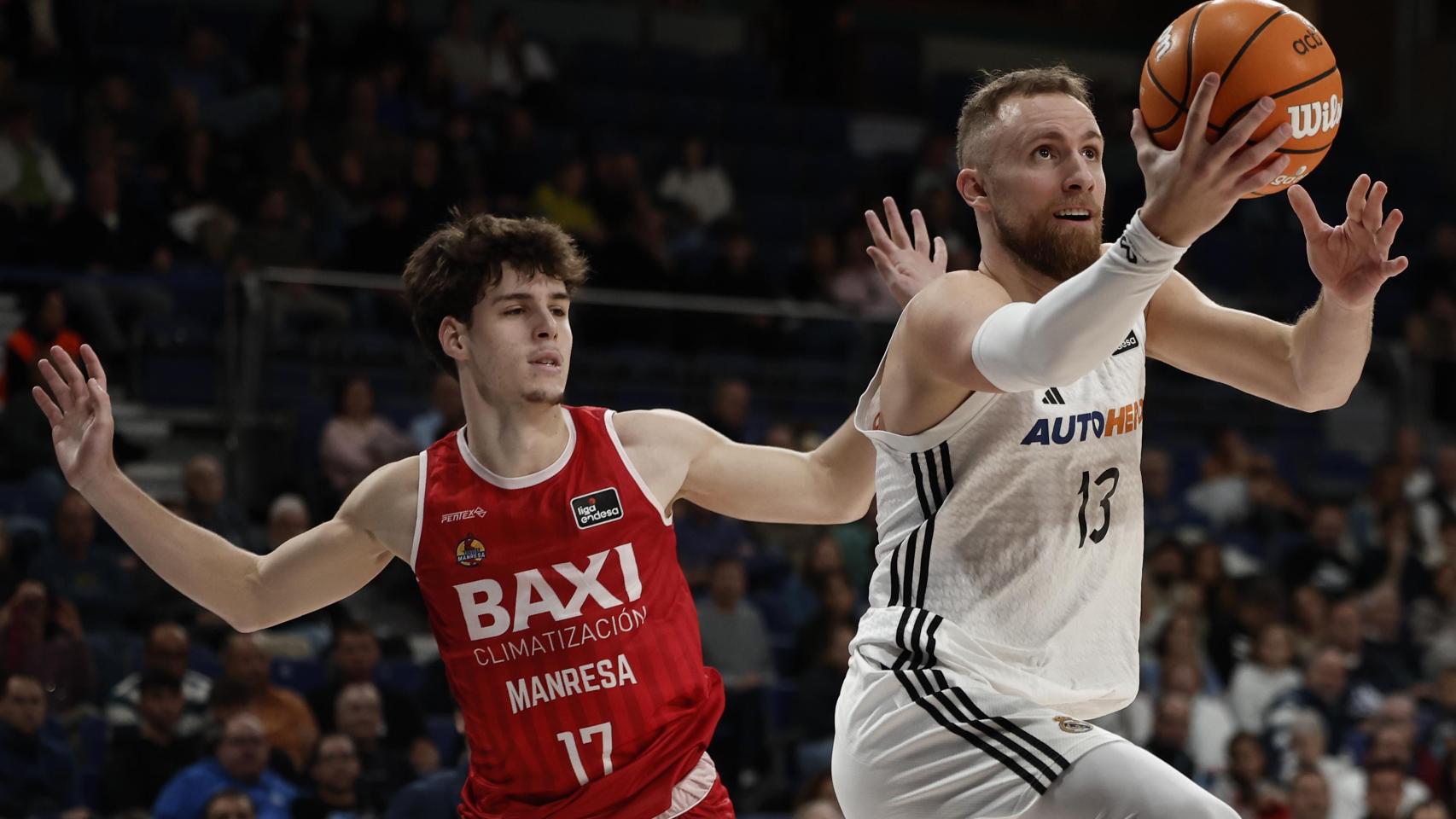 Dzanan Musa entra a canasta en el partido ante el Manresa.