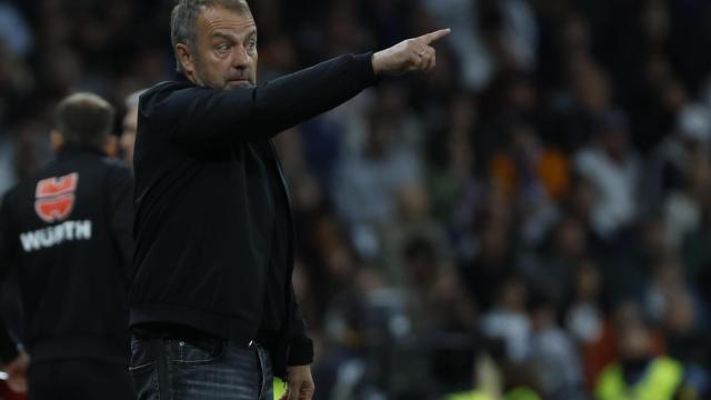 Hansi Flick da instrucciones durante el partido ante el Real Madrid.