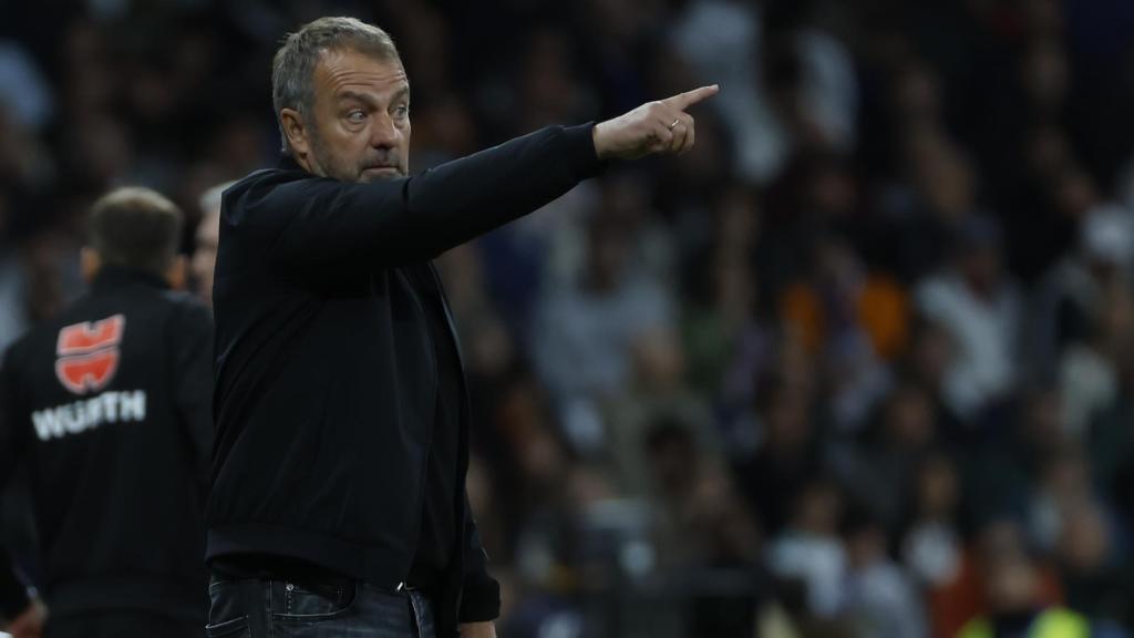 Hansi Flick da instrucciones durante el partido ante el Real Madrid.