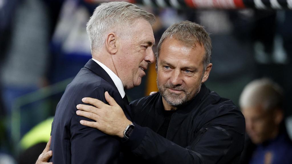 Ancelotti y Flick se saludan antes de El Clásico.