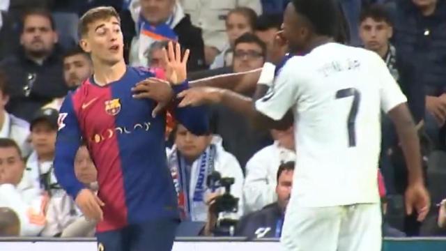 Gavi le recuerda a Vinicius los cuatro goles del Barça.