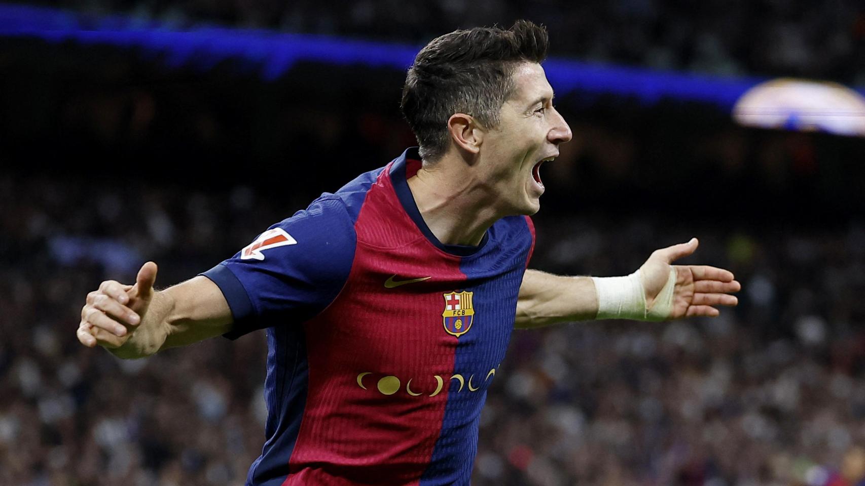 Lewandowski celebra uno de sus goles en El Clásico ante el Real Madrid.