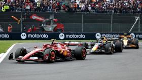 Carlos Sainz liderando la carrera por delante de Verstappen y Norris.