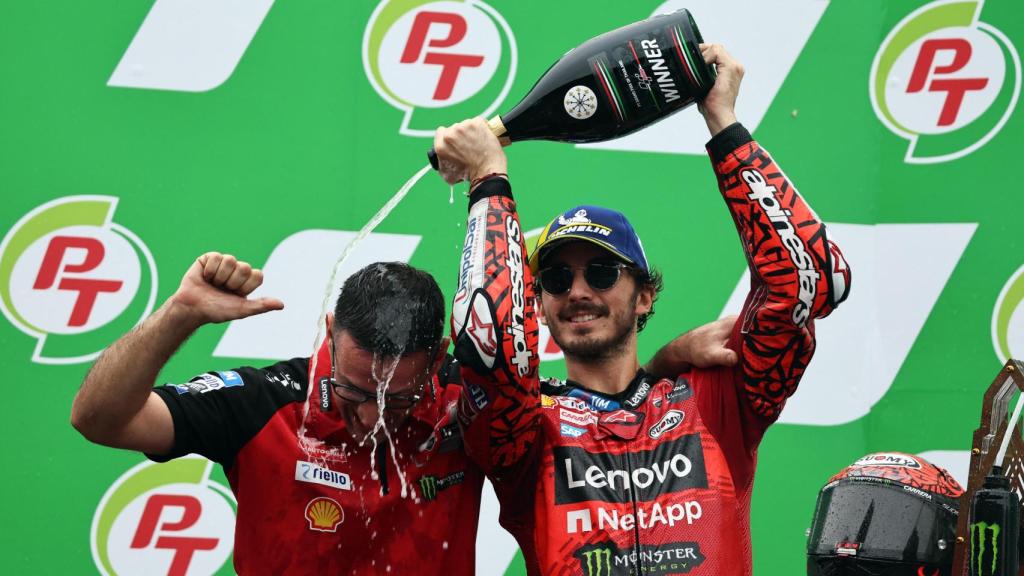 Pecco Bagnaia rocía con champán a un miembro de Ducati tras su victoria en el GP de Tailandia, en el circuito de Buriram.