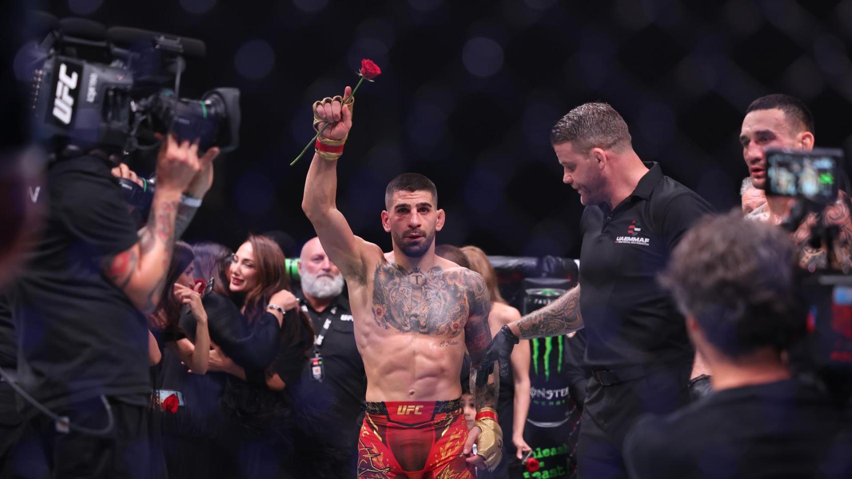 Topuria es leyenda: retiene su cinturón de campeón de la UFC tras ser el primero en noquear a Max Holloway