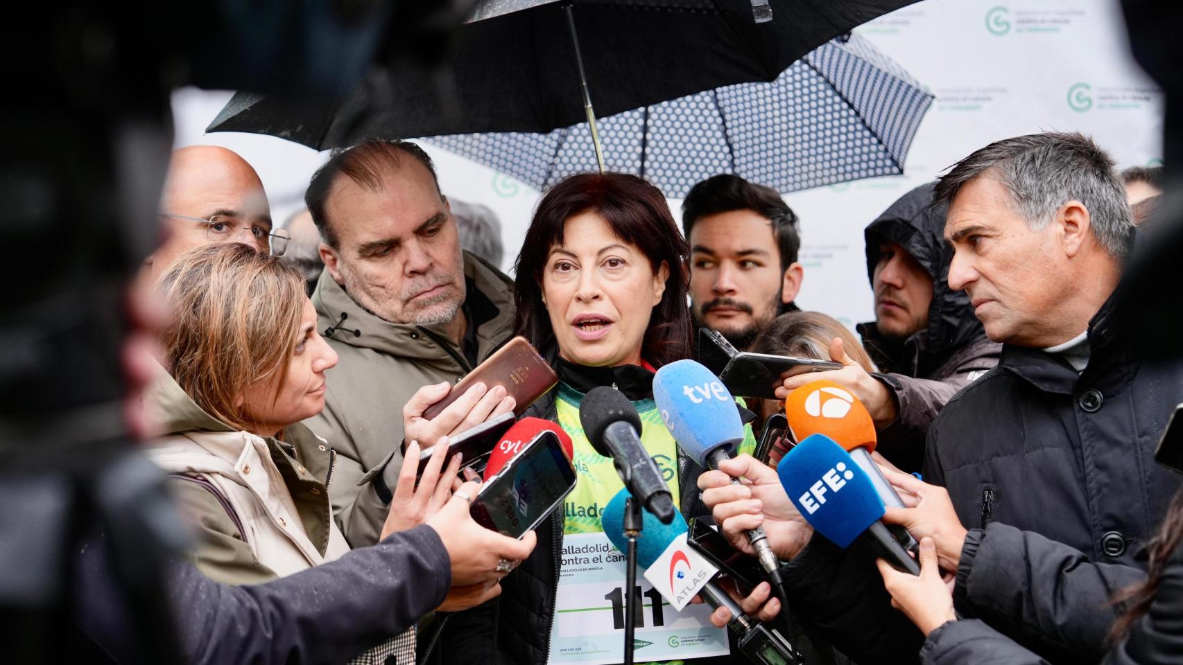 La ministra de Igualdad, Ana Redondo (c), ofrece declaraciones a los medios antes de participar en la XIII Valladolid en Marcha contra el Cáncer.