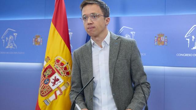 El exportavoz de Sumar Íñigo Errejón, en una rueda de prensa en el  Congreso de los Diputados.